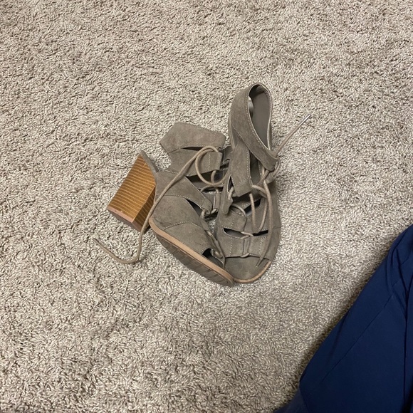 Strappy lace heels - Picture 3 of 4